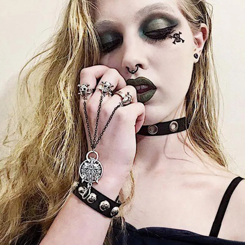 Frauen-Punk schwarz Kunstleder Armband mit drei Schädel-Ring für unsere Ins Verfolger
