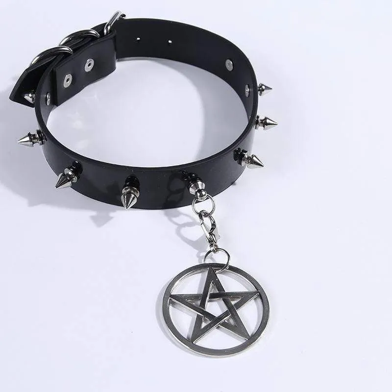 Damen Nieten Pentacle Anhänger PU Halsreifen