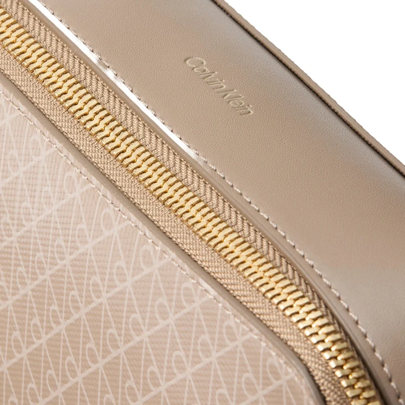 Calvin Klein Emblem - Bolso bandolera 21 cm (desert taupe aop)