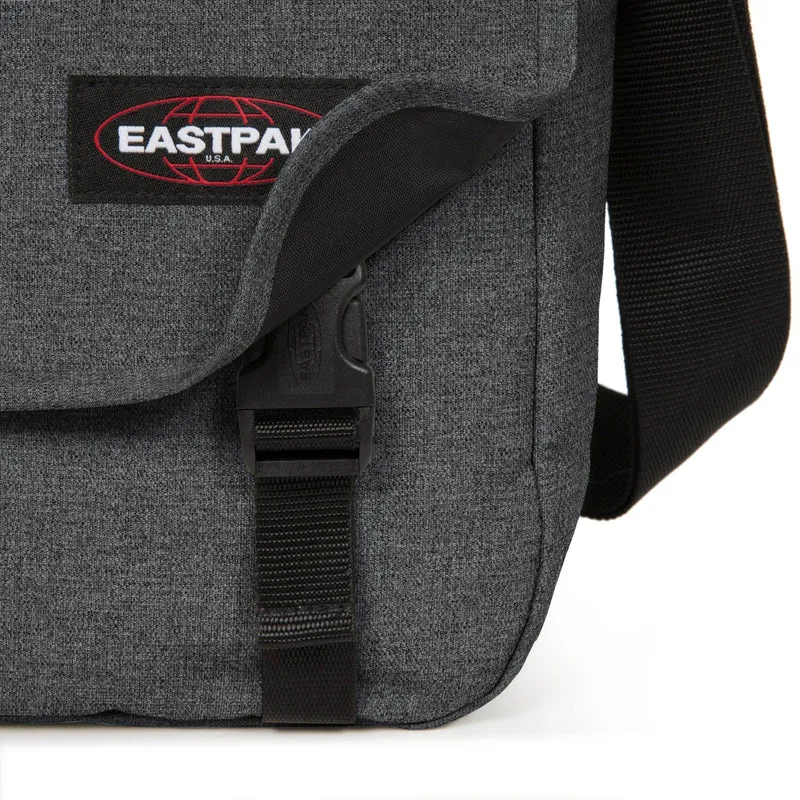 Eastpak Delegate + - Bolso bandolera 17" 38.5 cm (black denim)